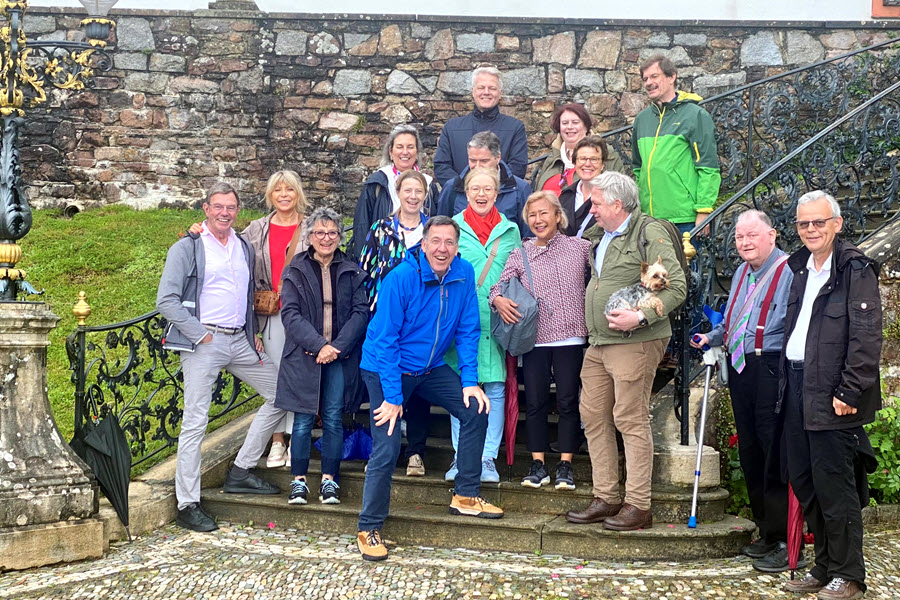 Clubmitglieder vor Schlosstreppe